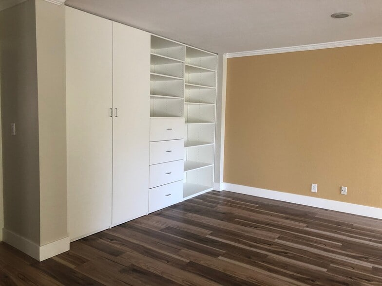 Building Photo - 5125 Willowview Ct