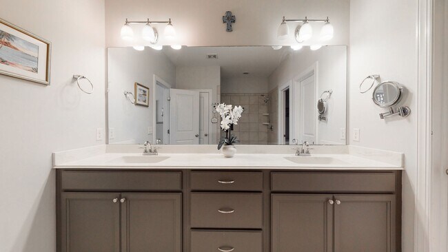Building Photo - Large Luxe Home Hampstead