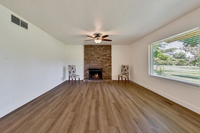 Building Photo - Renovated 2 Bedroom Condo Located on the F...
