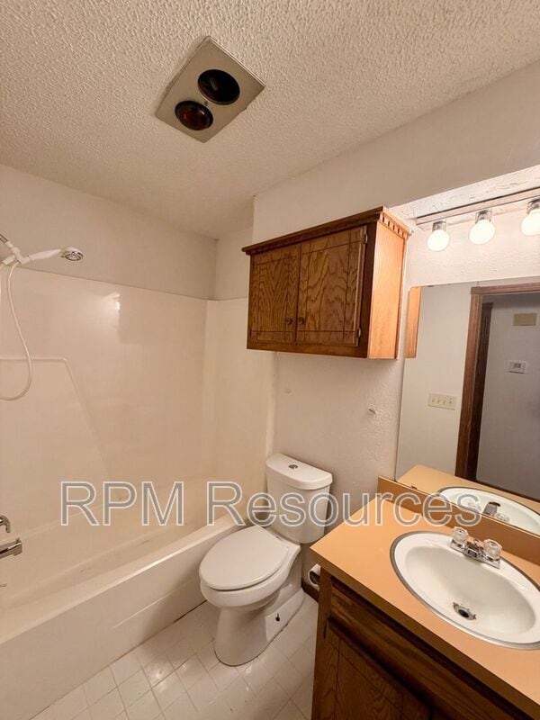 Building Photo - 7000 Woodlake Dr