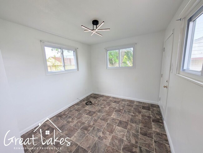 Building Photo - Charming 3 Bedroom 2 Bathroom now availabl...