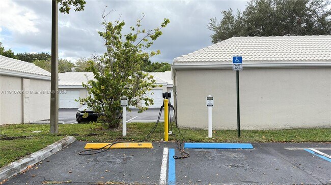 Building Photo - 2803 N Oakland Forest Dr