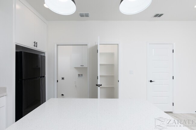 Building Photo - 200 Cub Cir