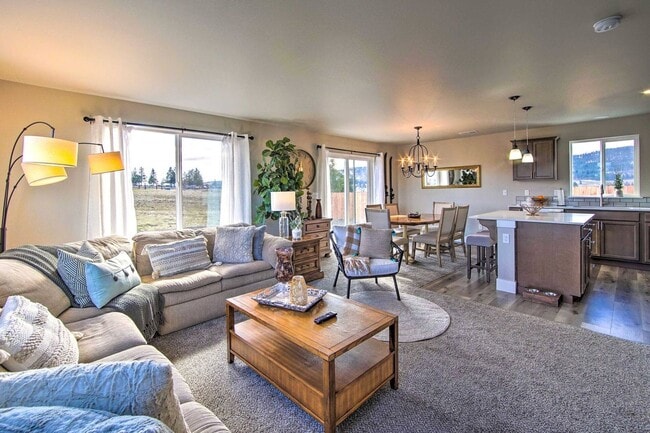 Building Photo - 3 Bedroom 2.5 Bathroom House In Cle Elum With Great Amenities and Sweeping Views