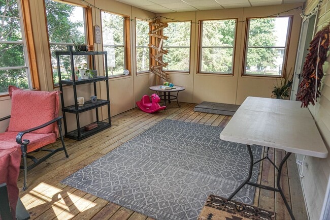 Building Photo - 3-Bedroom, 2-bath House With Fenced-in Yar...