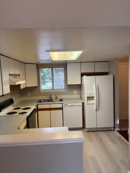 Spacious kitchen - 6373 Zang Ct