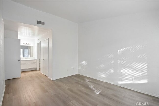 Building Photo - 8167 Vineyard Ave