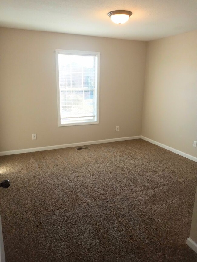 Building Photo - Beautiful 3 Bedroom, 2 Bath Split-Level Townhome with Garage