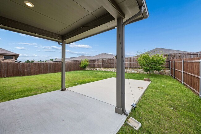 Building Photo - You won't believe it, move-in ready 3/2 in the sought after Bridgeview Community.