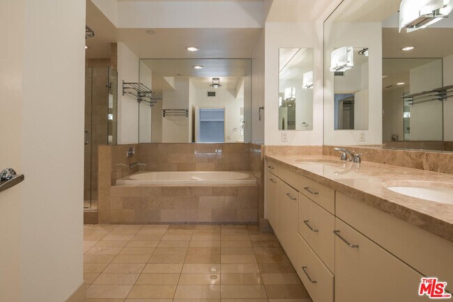 Building Photo - 13600 Marina Pointe Dr