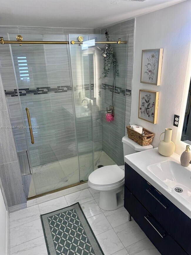 Building Photo - 9340 Fontainebleau Blvd