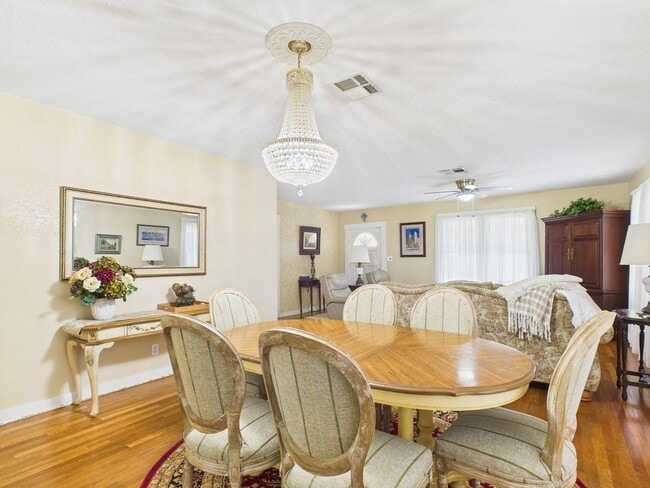 Building Photo - Quiet home in the central part of town