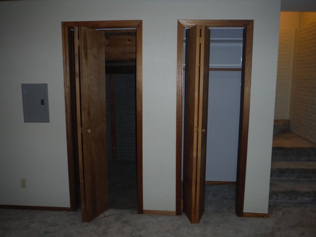 Building Photo - Cute 3 Bedroom Condo w/ Bonus Room - Walki...