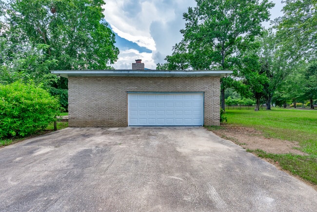 Building Photo - 400 Derby Ln