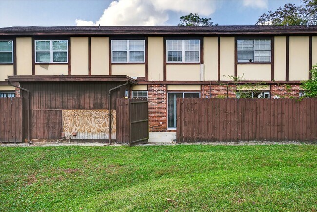 Building Photo - Spacious & Exciting Townhome style Condo