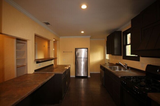 Building Photo - 3 Bedroom, 1.5 Bath Home in Central Tyler!