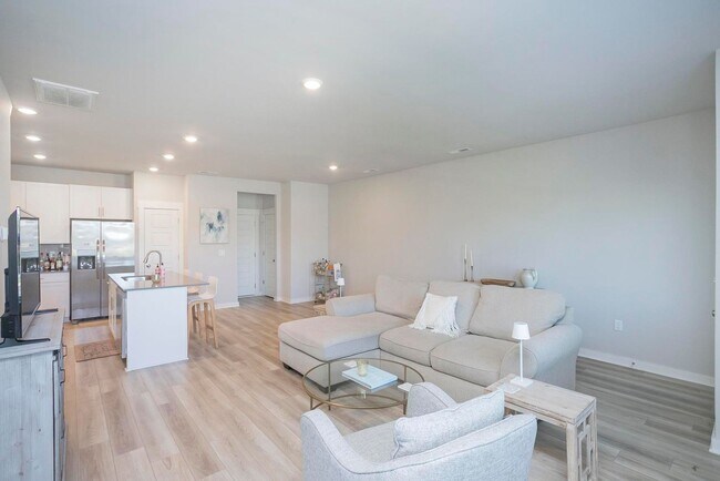 Building Photo - 517 Swanholme Dr