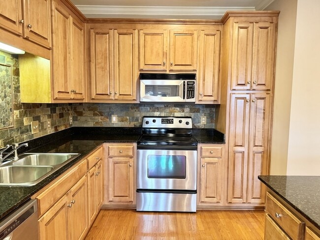 Building Photo - 1801 Brentwood Pointe