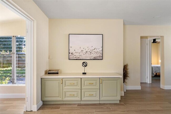 Building Photo - 20 NE 17th Ave