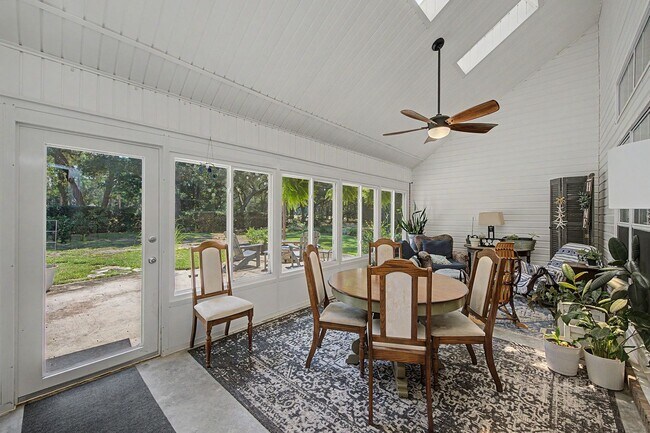 Building Photo - FIVE Bedroom Home in Bluewater Bay