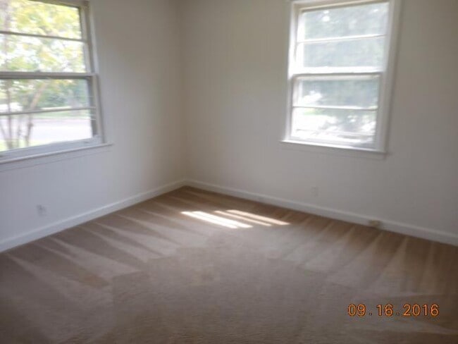 Building Photo - 3 Bedroom Home For Rent Near Lowes On Madison Street!