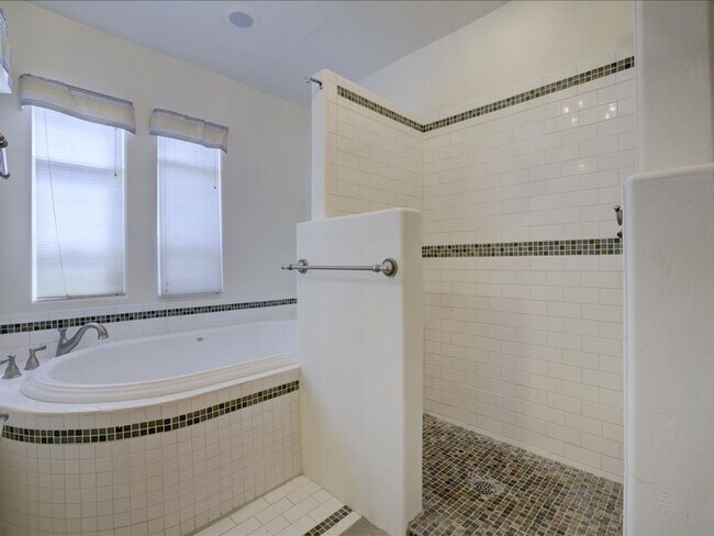Building Photo - 3 Bedroom 2 Bathroom