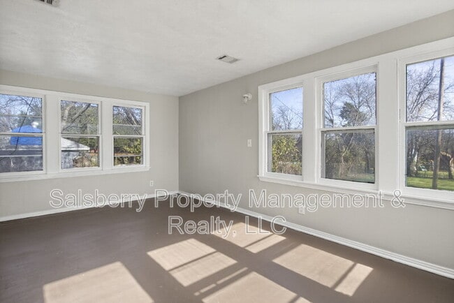 Building Photo - 320 NE 31st St