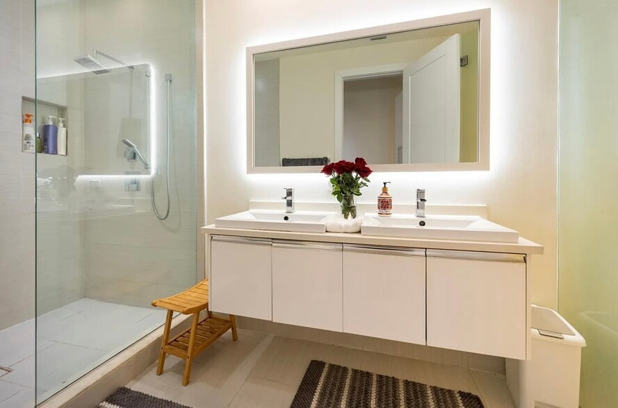 Bath - 10260 NW 63rd Ter