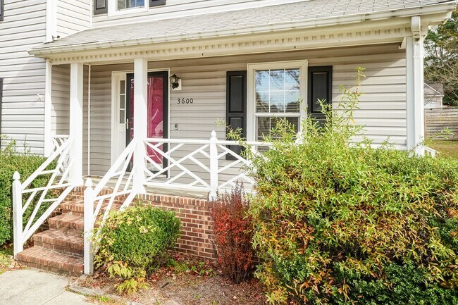 Building Photo - Three Bedroom Home!