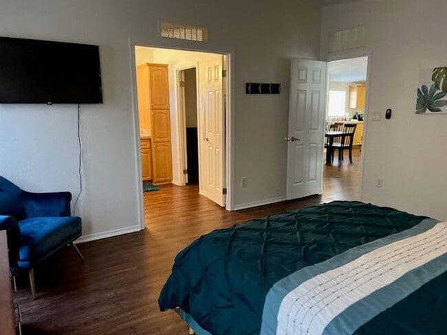 Building Photo - Fully furnished 3 BR Home Includes Utiliti...