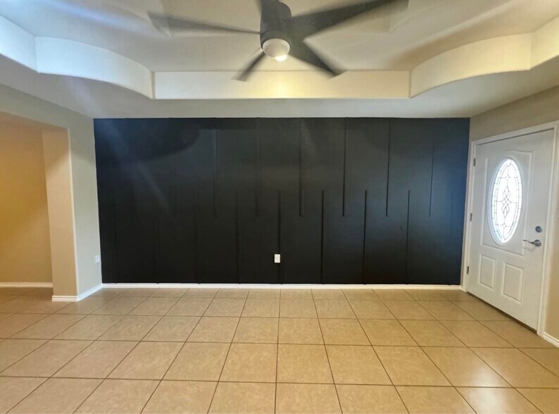 Building Photo - 1110 W Gardenia Ave