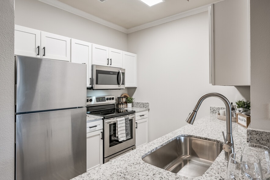 1BD, 1BA - 650SF - Kitchen - Villas at River Park West