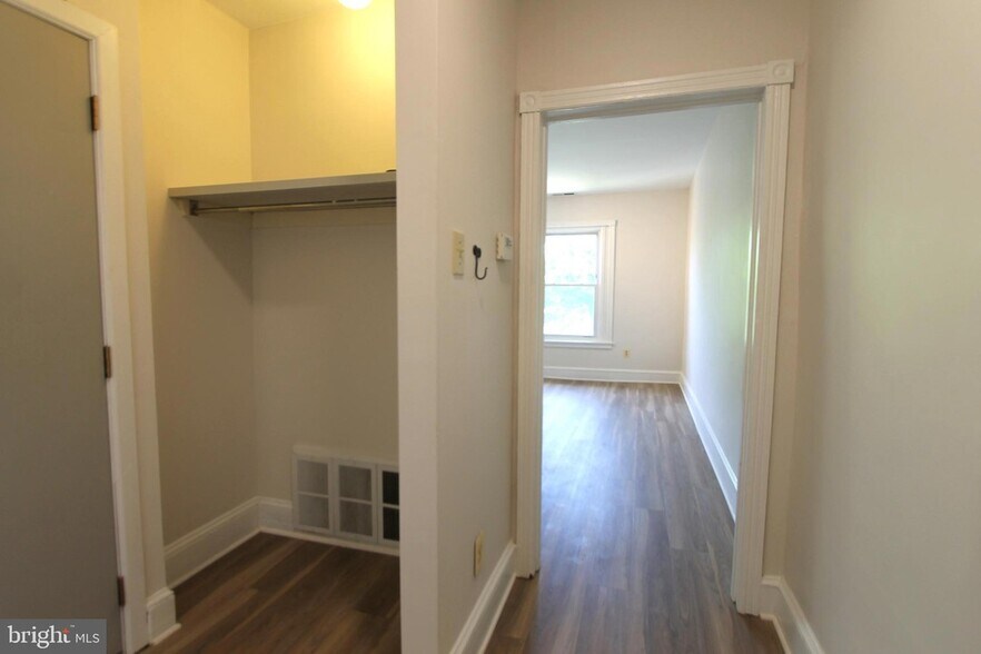 Building Photo - 437 W Hansberry St