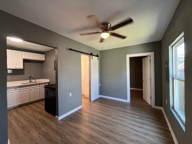 Building Photo - 3 BEDROOM 2 BATH WITH BACK APARTMENT