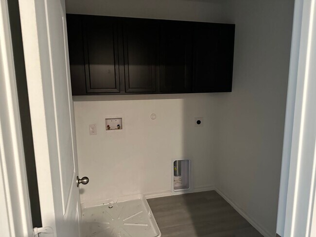 Building Photo - 3537 Brentwood Dr