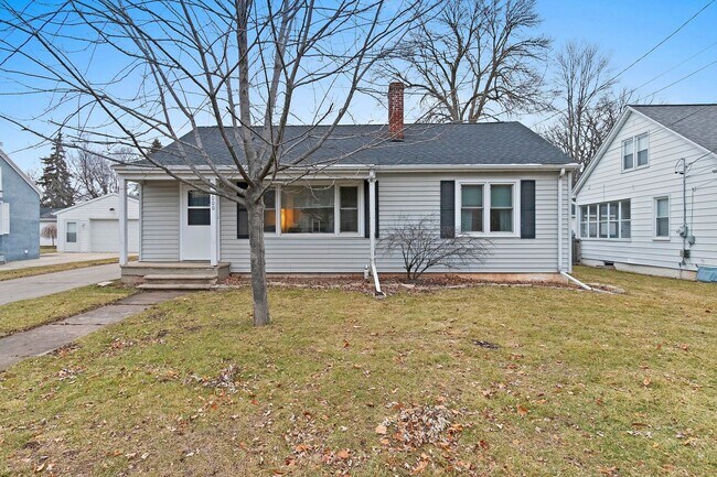 Building Photo - Flexible Furnished 2 BR 1 BA w/ garage and...