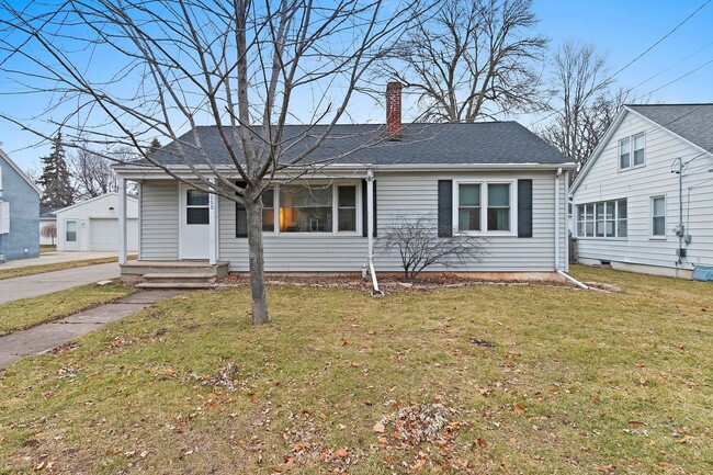 Building Photo - Flexible Furnished 2 BR included w/ garage