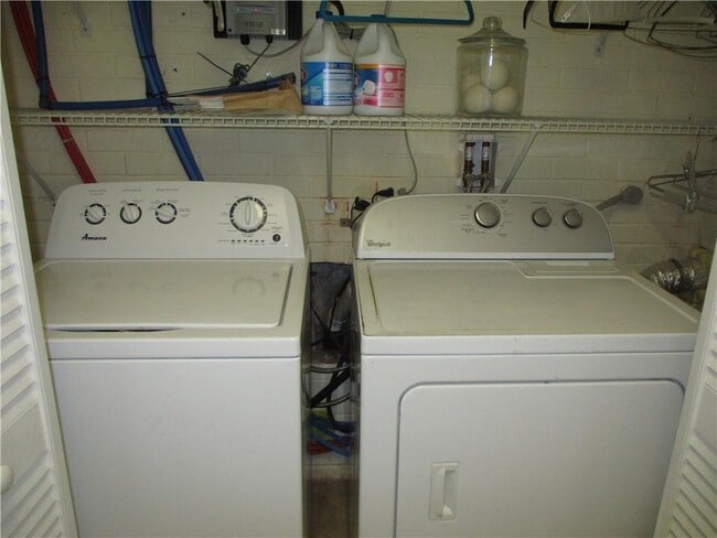 Building Photo - 112 Highland Ave