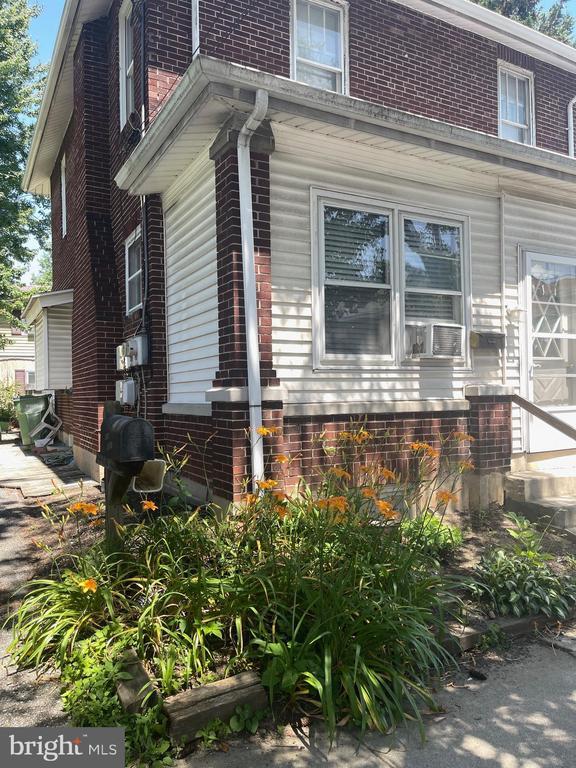 Building Photo - 425 7th St