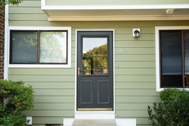 Building Photo - 1054 Cheshire Ct