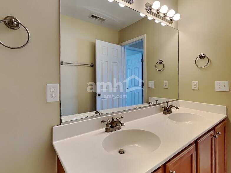 Building Photo - 2413 Thoreau St