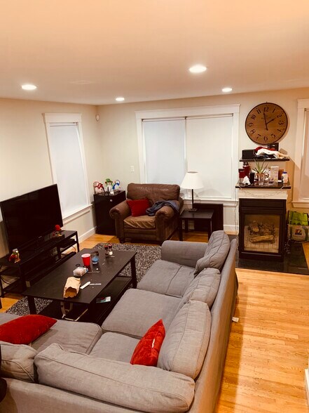 Building Photo - 27 Iroquois St