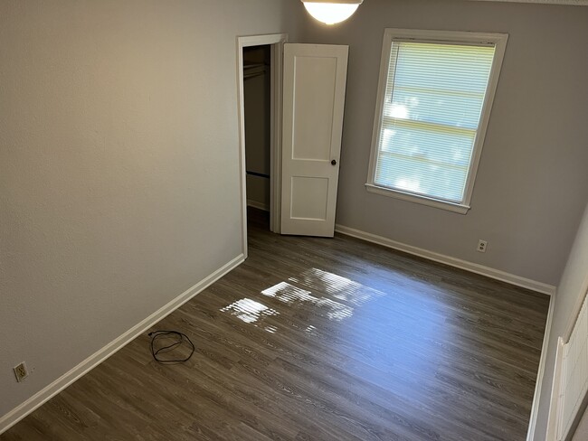 Building Photo - 1013 W Chase St