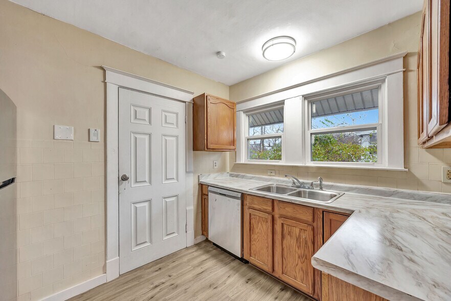 Building Photo - 2243 Hannaford Ave