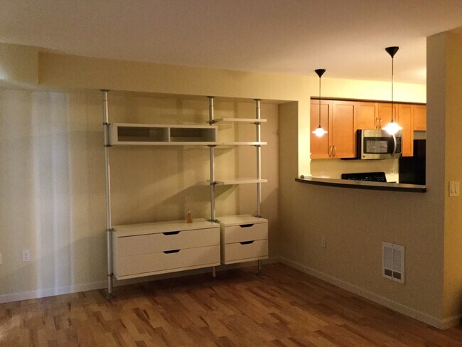 Building Photo - Beautiful Unit in Downtown Bellevue!