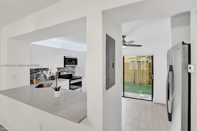 Building Photo - 10167 SW 77th Ct