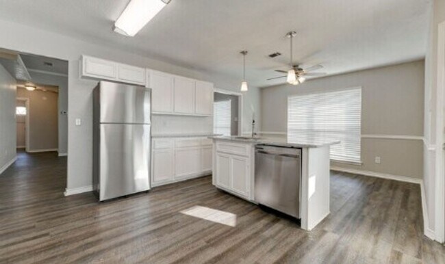 Building Photo - AVAILABLE NOW  (SECTION 8 ACCEPTED)