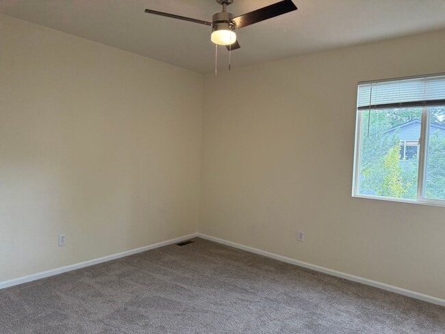 Building Photo - Great 4 bed 3 bath home Wolf Creek Neighbo...