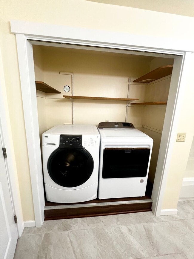 Building Photo - Cozy Rambler!!