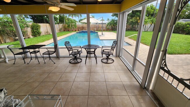 Building Photo - 225 E Ilex Dr